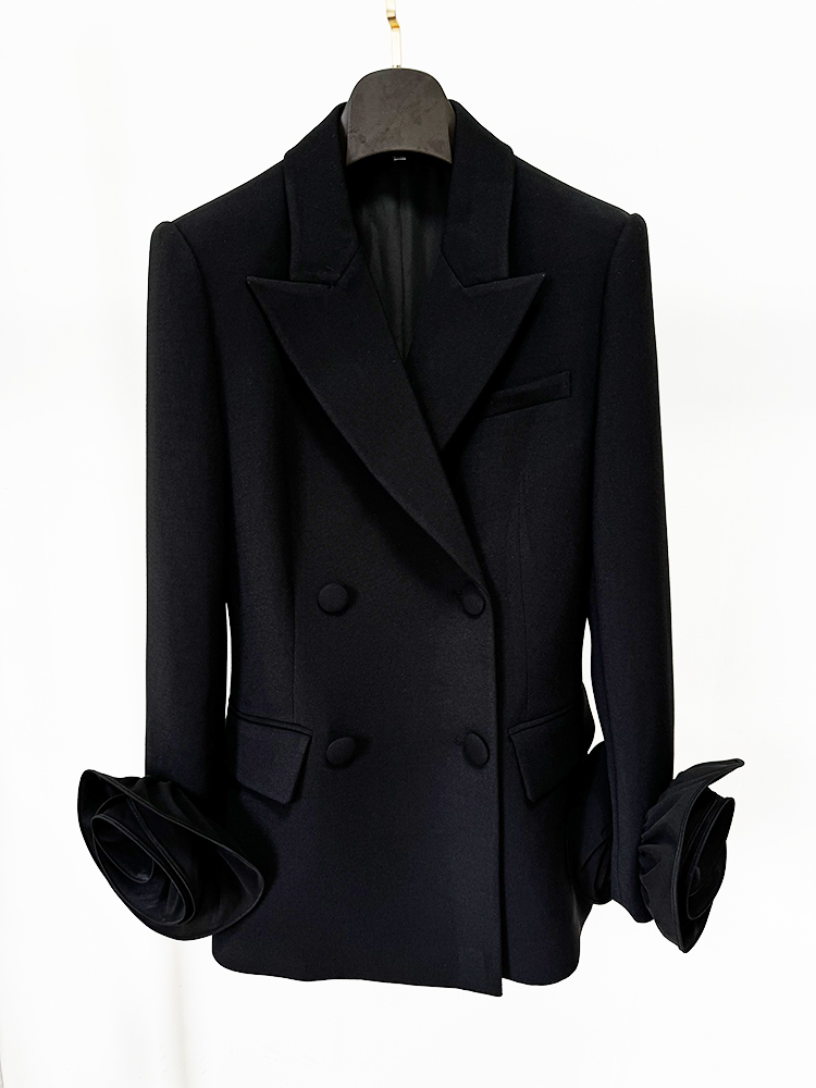 Velvet Blazer Women - سترة مزدوجة الصدر مزينة بالزهور للنساء